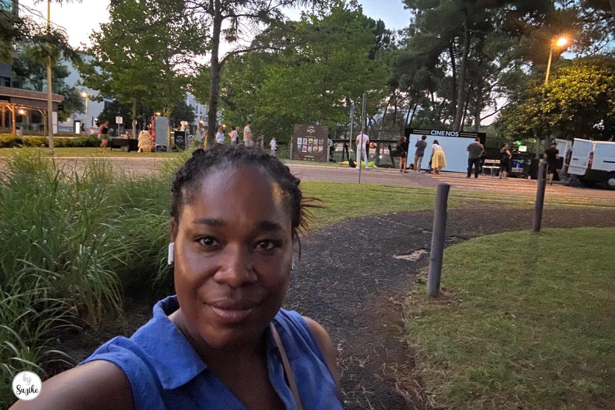 Suzike walking near green gardens in Troia during a relaxing evening vacation