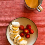 Low carb breakfast with boiled eggs, strawberries, and coffee 🏷️ Tags sugeridas