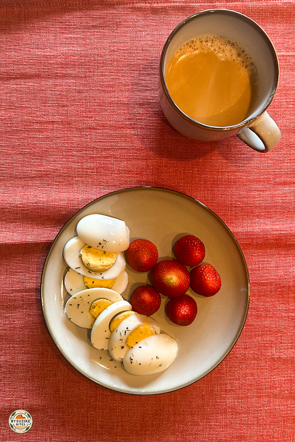 Low carb breakfast with boiled eggs, strawberries, and coffee 🏷️ Tags sugeridas