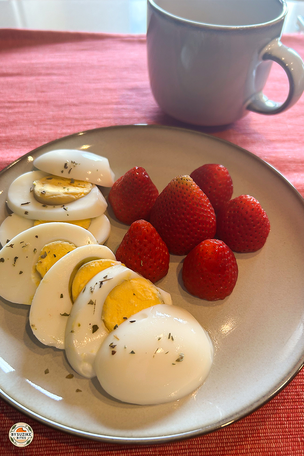 Low carb breakfast with boiled eggs, strawberries, and coffee 🏷️ Tags sugeridas
