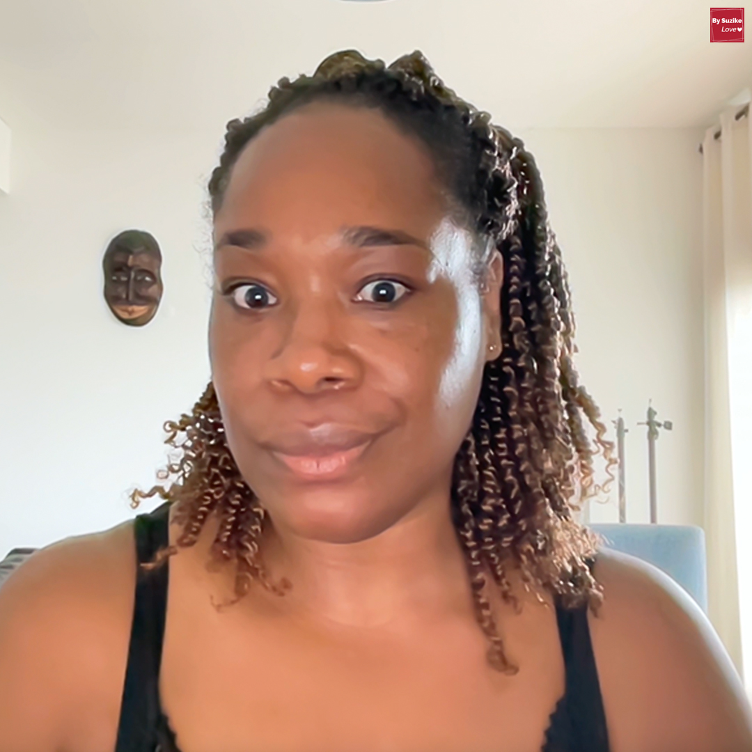 Mulher com expressão surpresa, representando a reação à pergunta “vale a pena namorar com quem nunca se casou?”, em ambiente doméstico iluminado.