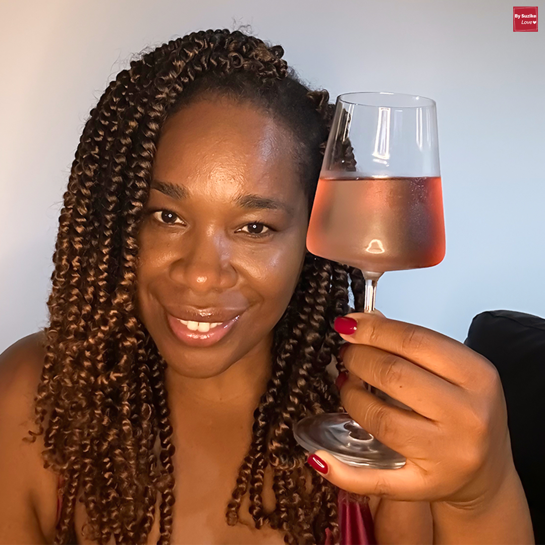Mulher madura e segura de si, brindando com um copo de vinho rosé, transmitindo energia e autoestima na vida sexual da mulher após os 40 anos.