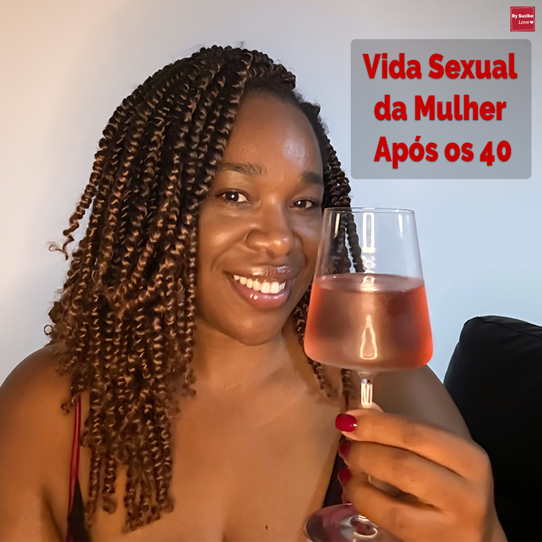 Mulher sorridente, cerca de 40 anos, segurando copo de vinho rosé, representando a vida sexual da mulher após os 40 anos com confiança e vitalidade.