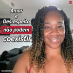 Woman smiling confidently in front of a blurred living room background, with bold white and red text that reads “Amor e Desrespeito não podem coexistir,” representing the message that love cannot exist where there is disrespect.