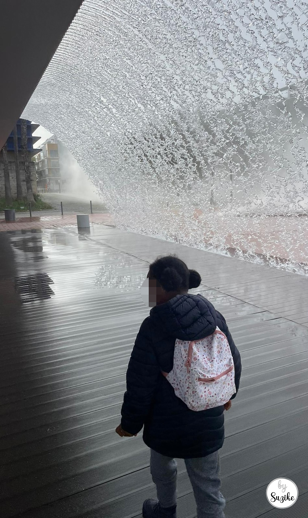 Child exploring the Lisbon Oceanarium indoor aquarium tanks