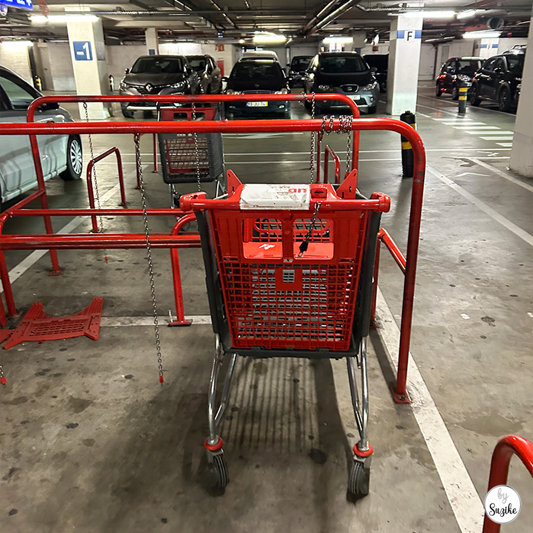 empty shopping cart area for Auchan drive pickup