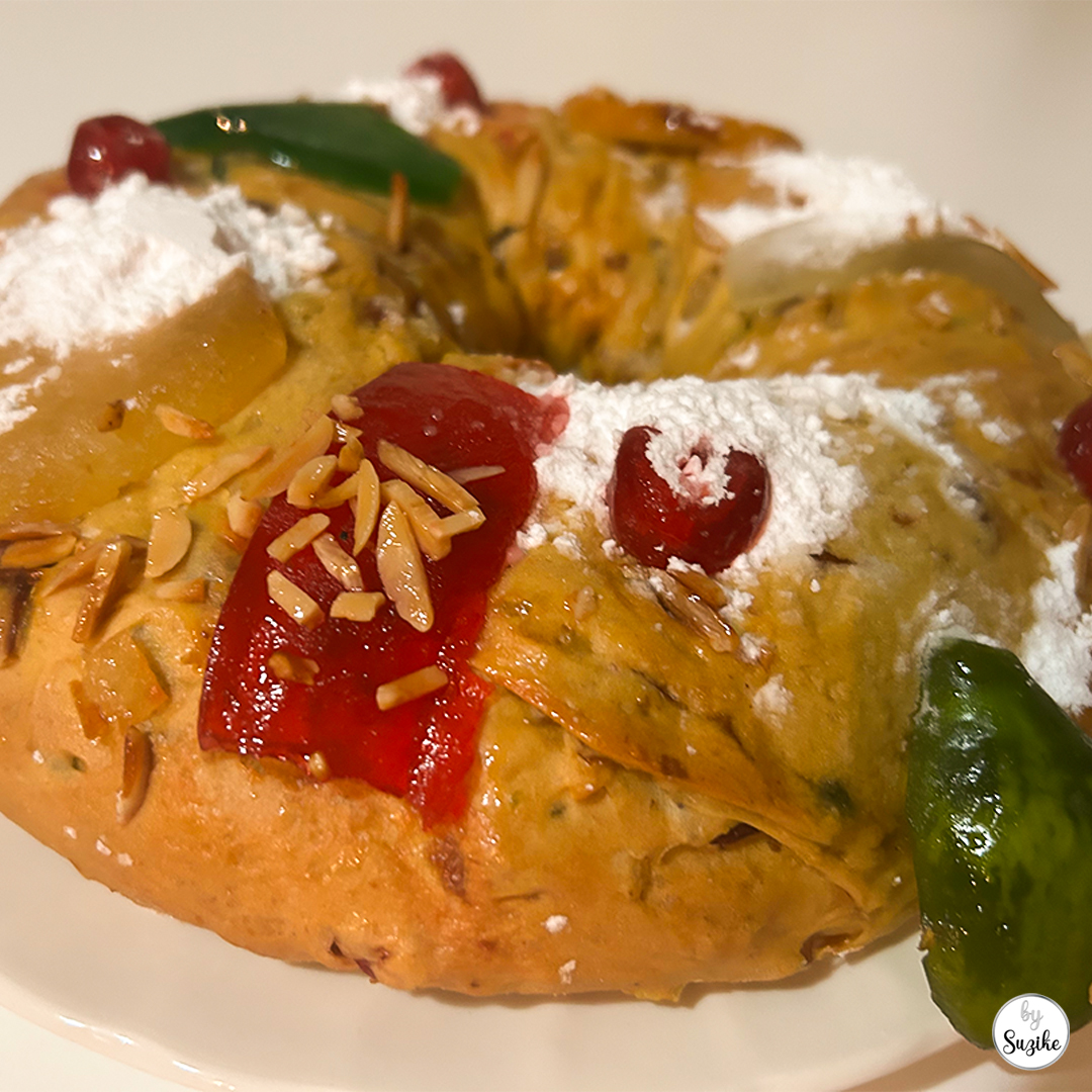 Pingo Doce Christmas dinner review Portugal, whole bolo rei decorated with fruit and powdered sugar.