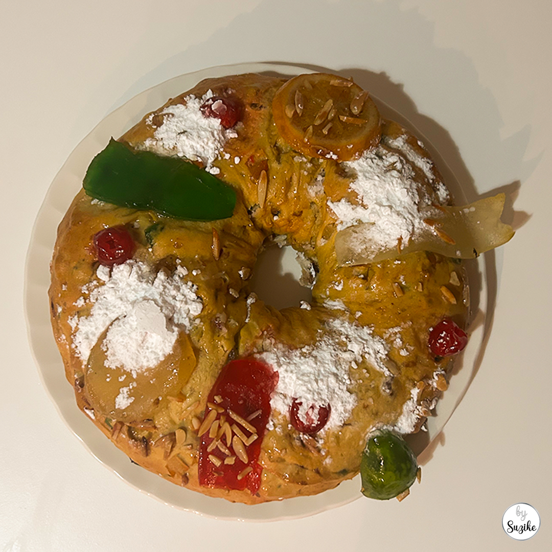 Pingo Doce Christmas dinner review Portugal, top view of a whole bolo rei on a plate.