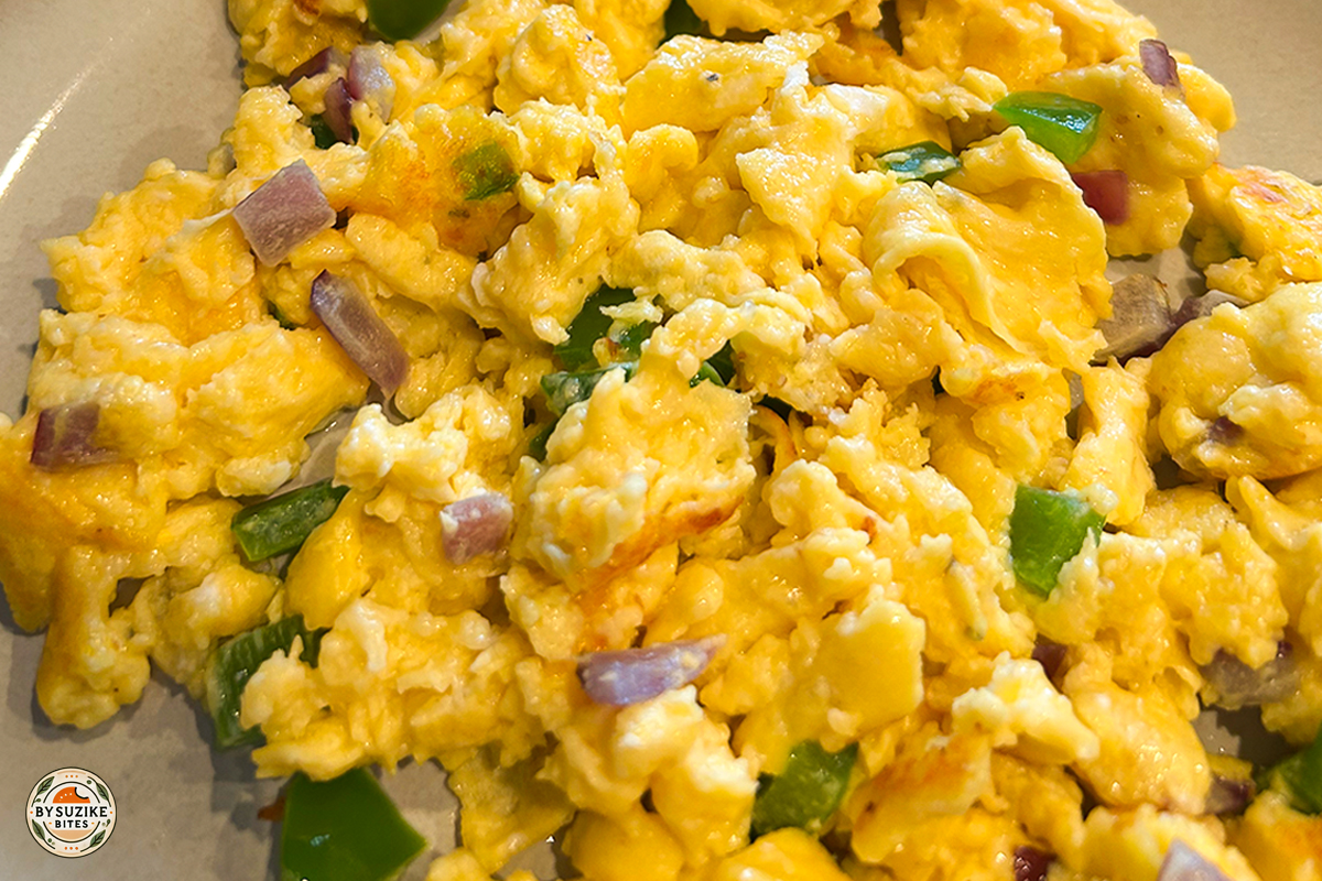 Scrambled eggs for a low carb meal with green pepper and red onion