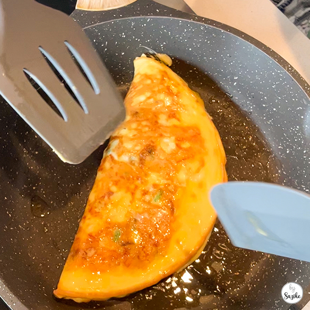 silicone cooking utensils review showing silicone spatula and turner used on a nonstick pan